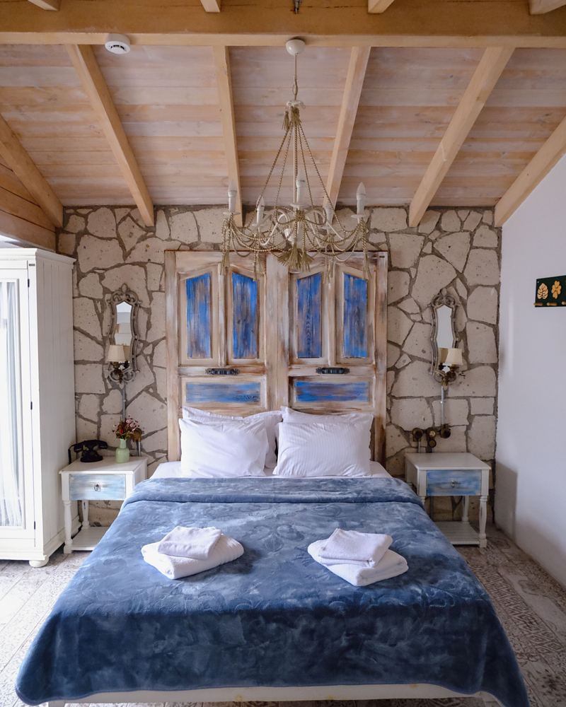 Chambre sous les poutres, mur en pierre