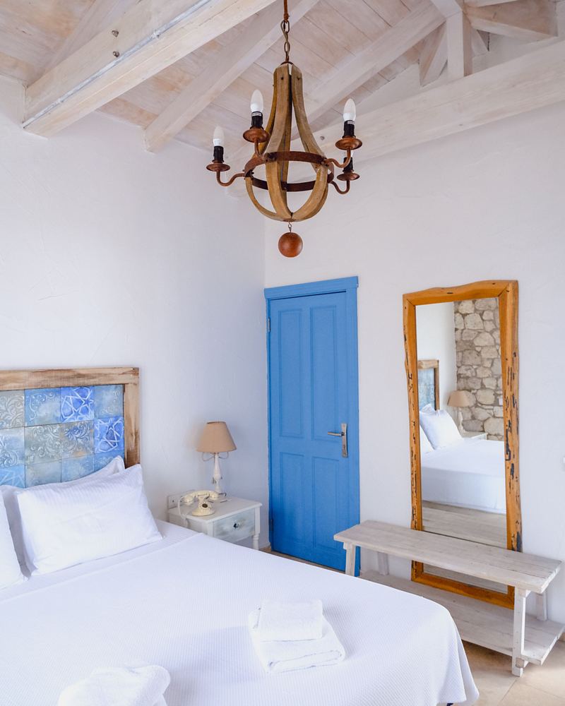 Chambre claire avec une porte peinte en bleu